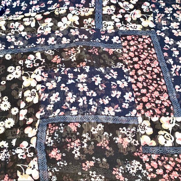 3/$30 - Reitman’s Floral Sleeveless Blouse Size M - Picture 10 of 10